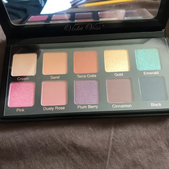 VIOLET VOSS ESSENTIALS EYESHADOW Pallet - Picture 3 of 3